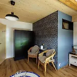 Uelis-stoeckli Gaestezimmer Mit Billard Und Lamatrekking Meikirch