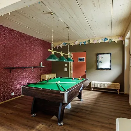 Uelis-stoeckli Gaestezimmer Mit Billard Und Lamatrekking Meikirch