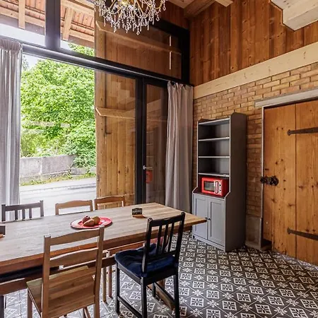 Uelis-stoeckli Gaestezimmer Mit Billard Und Lamatrekking Farmház