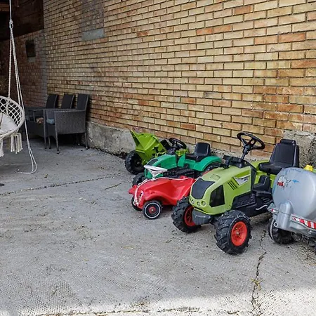 Uelis-stoeckli Gaestezimmer Mit Billard Und Lamatrekking Farmház *