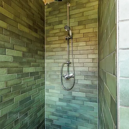 Uelis-stoeckli Gaestezimmer Mit Billard Und Lamatrekking Meikirch